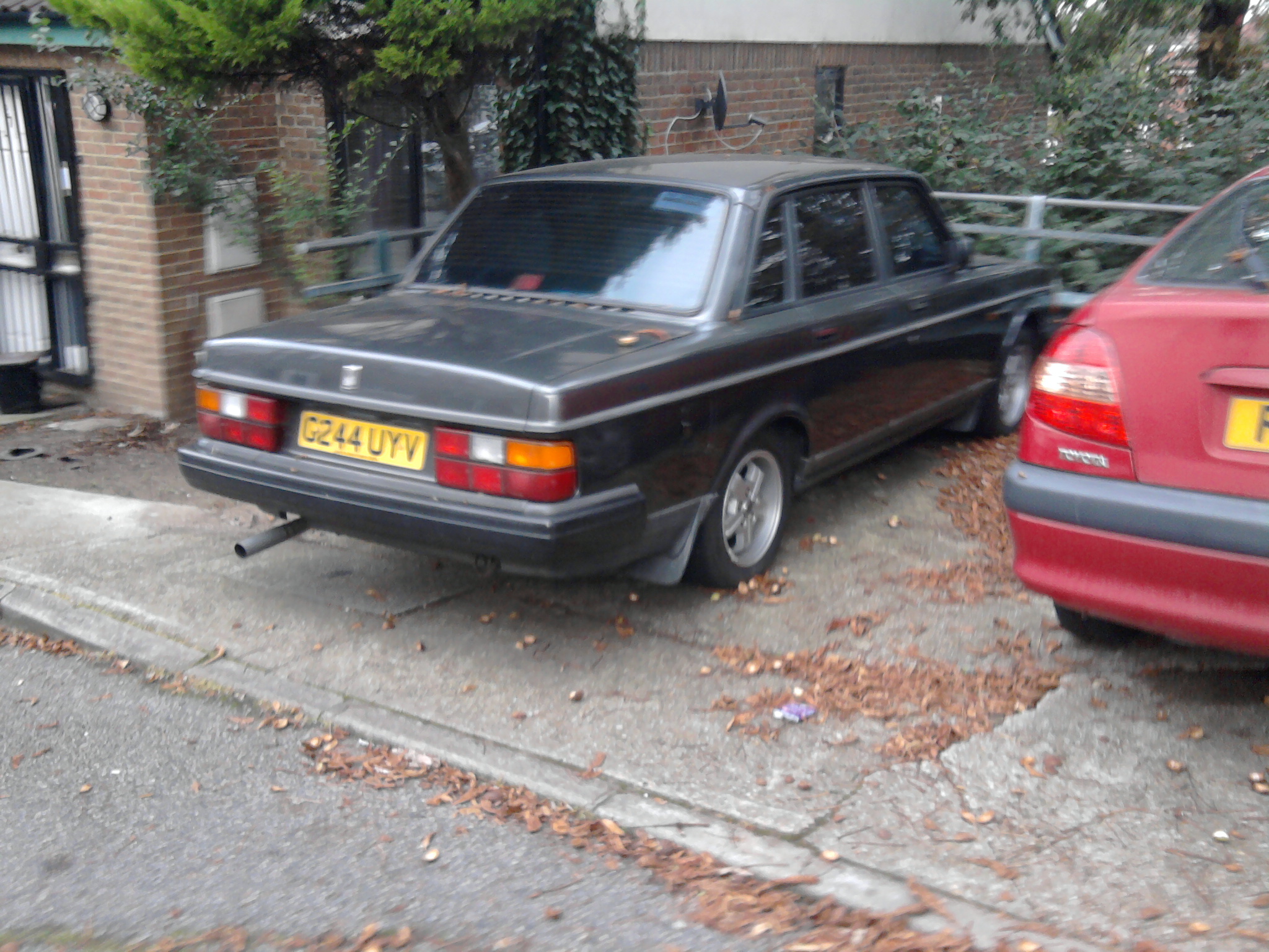 G244UYV, Volvo 240-Series 1st gen 4-door Sedan (244), facelift, 1978–1993