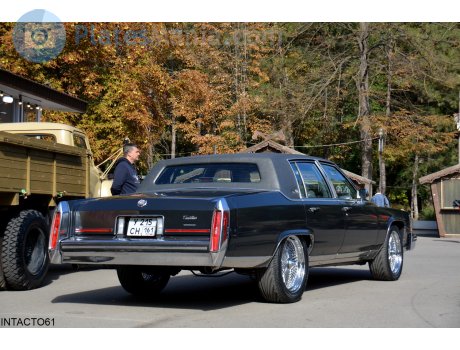 у215сн161, Cadillac Brougham