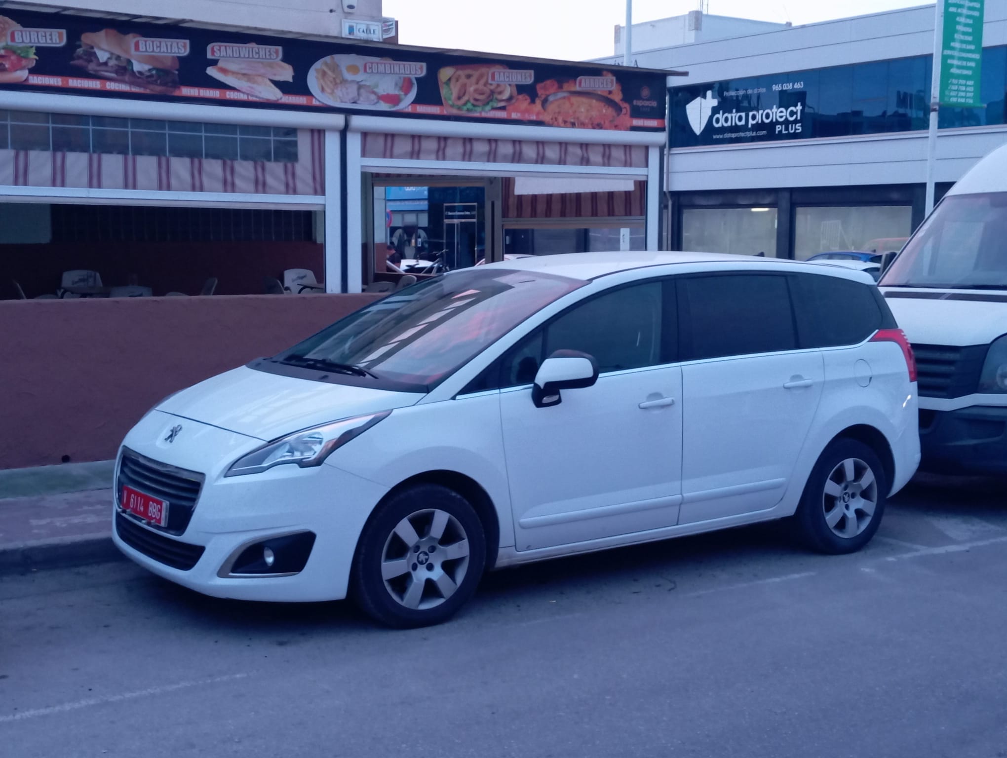 V 6114 BBG, Peugeot 5008 1st gen MPV (T87), 2009–2013