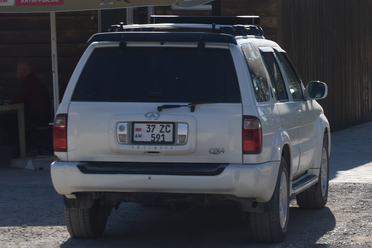 37 ZC 591, Infiniti QX4 1st gen (JR50), 1996–2000