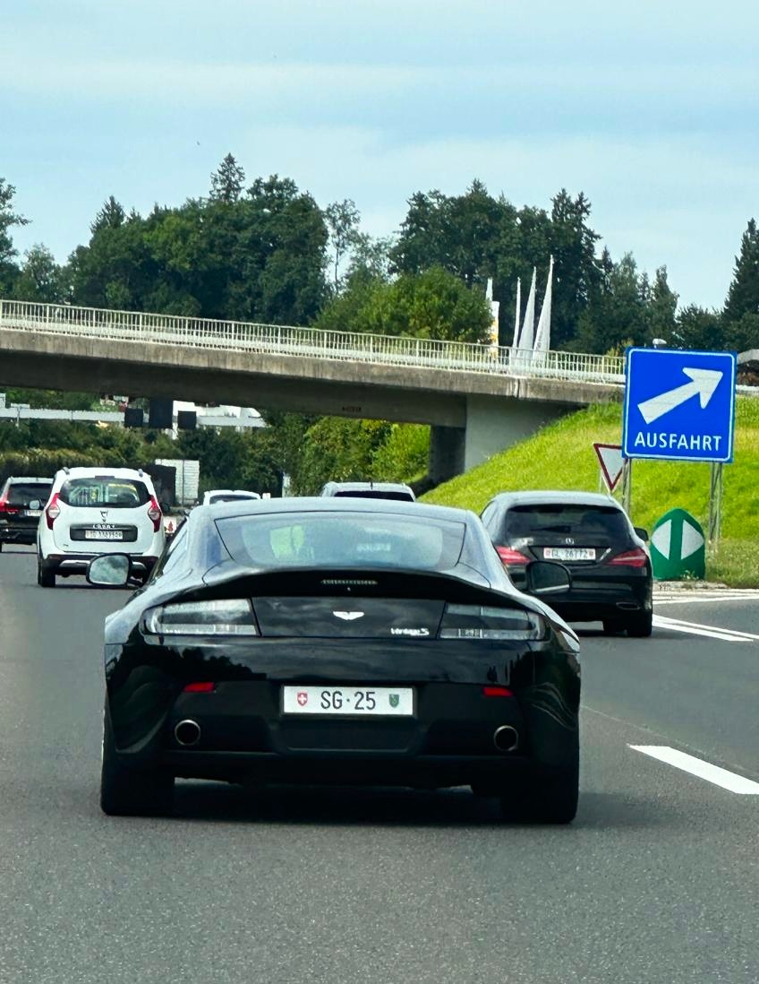 SG 25, Aston Martin V8 Vantage 