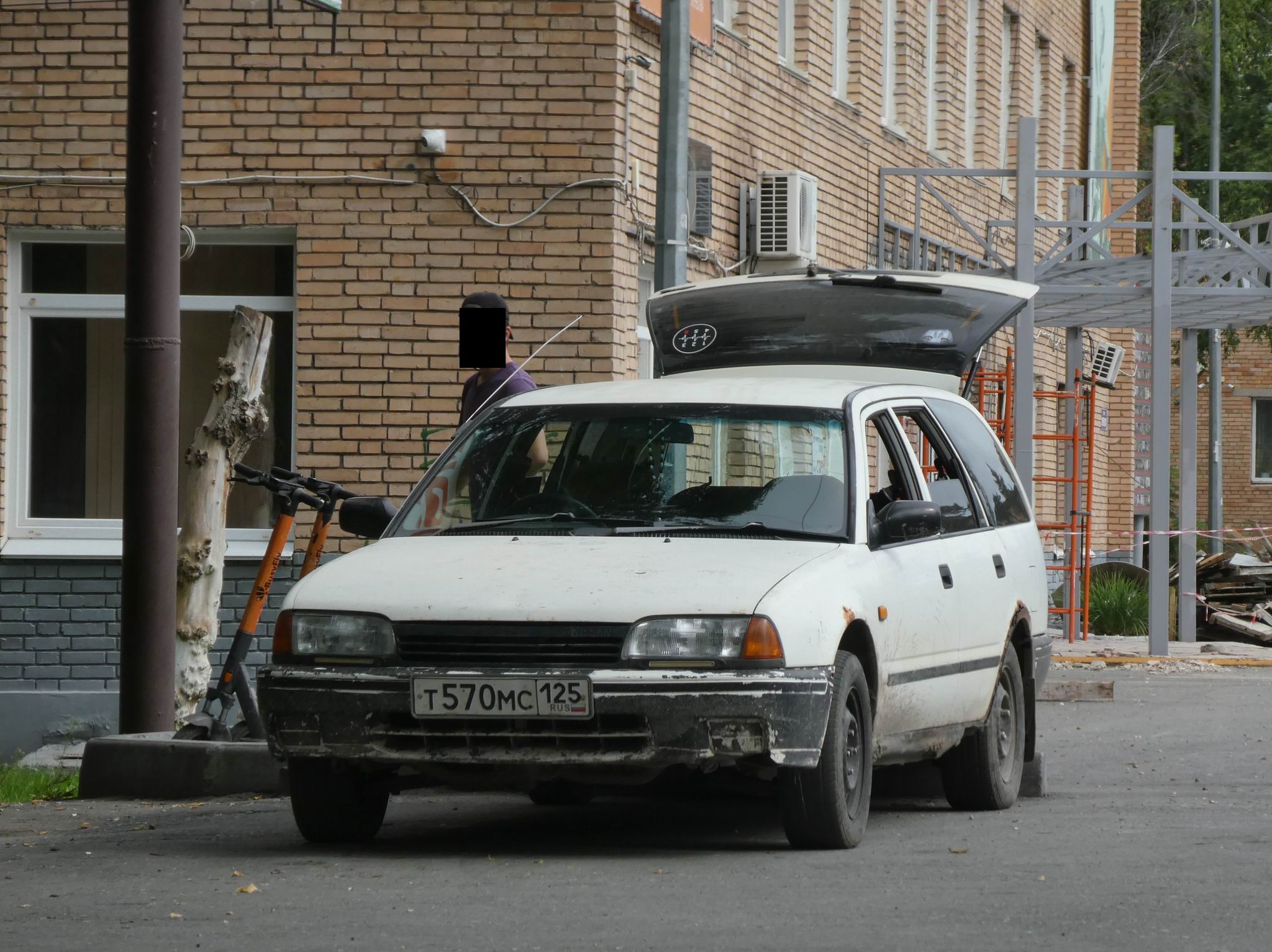 т 570 мс 125, Nissan Avenir 1st gen (W10), 1990–1998