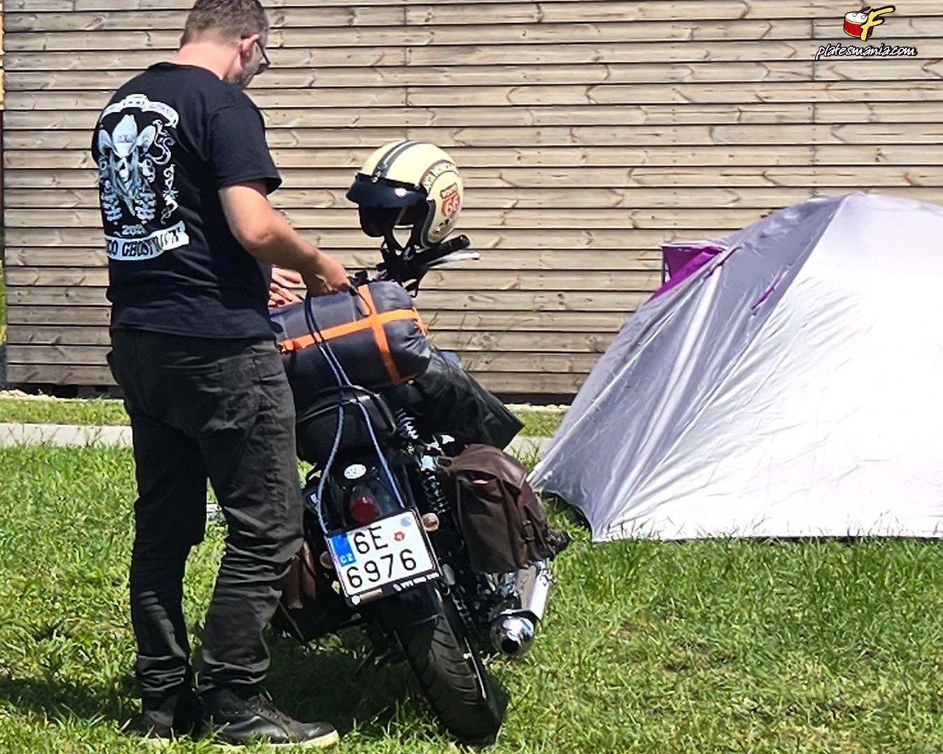 6E 6976, Royal Enfield Classic 