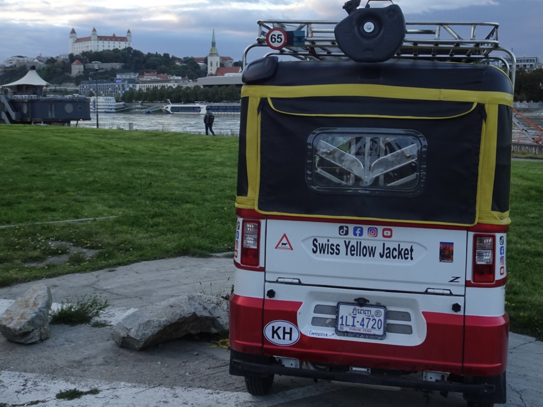 1LI-4720, Bajaj Maxima 