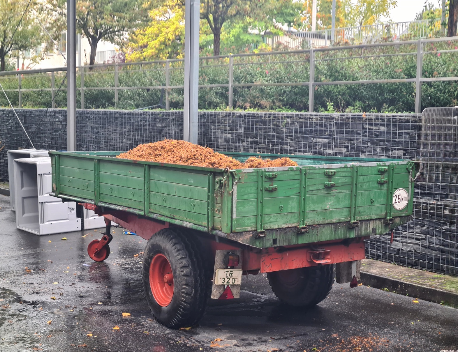 TR 320, Official services and consulates 