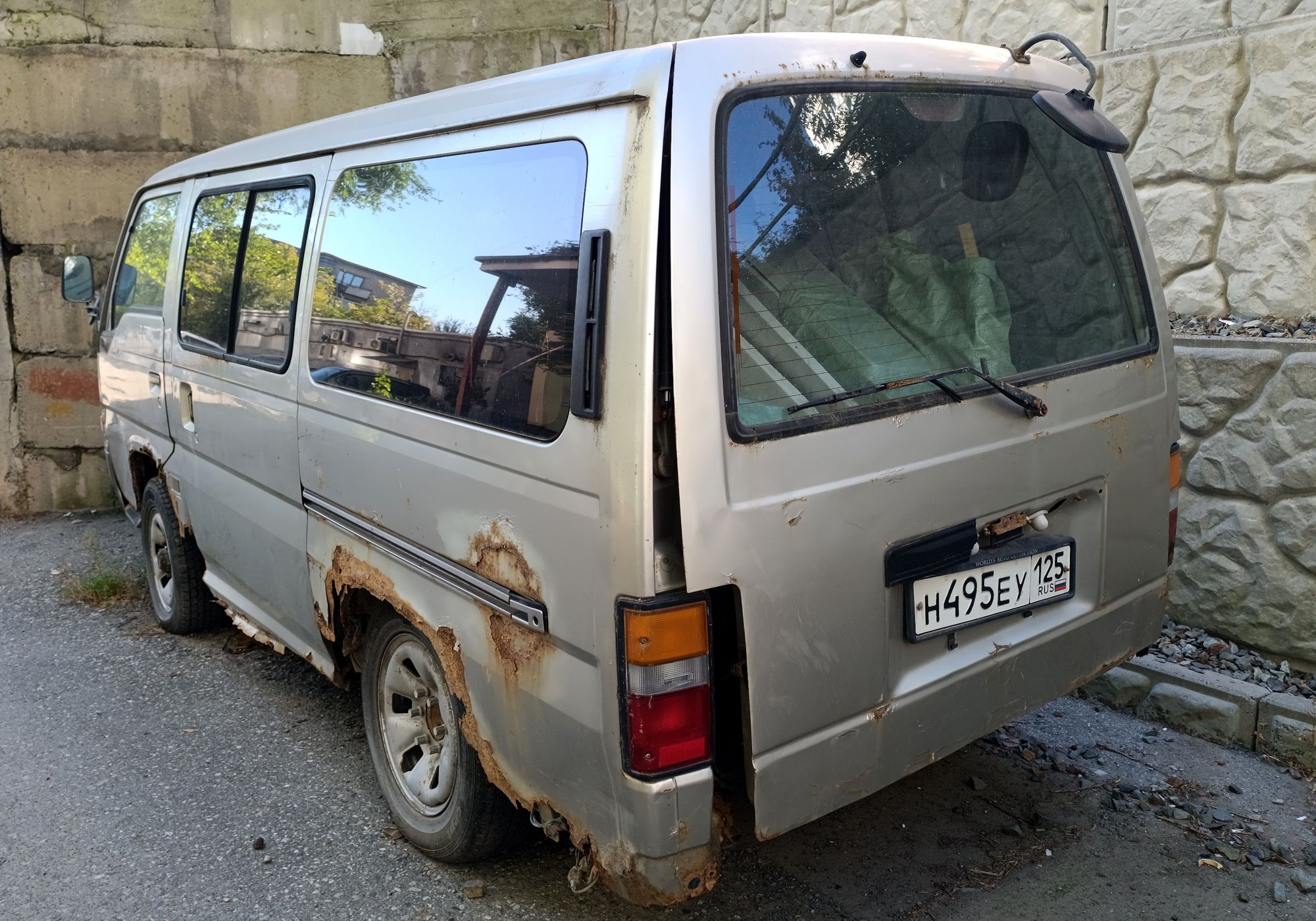 н 495 еу 125, Nissan Caravan 3rd gen (E24), 1986–2001
