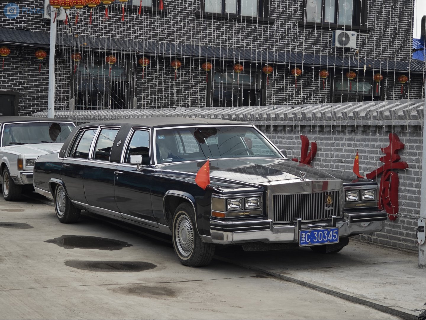 黑C·30345, Cadillac Brougham 1st gen (W69; D-body), 1986–1989