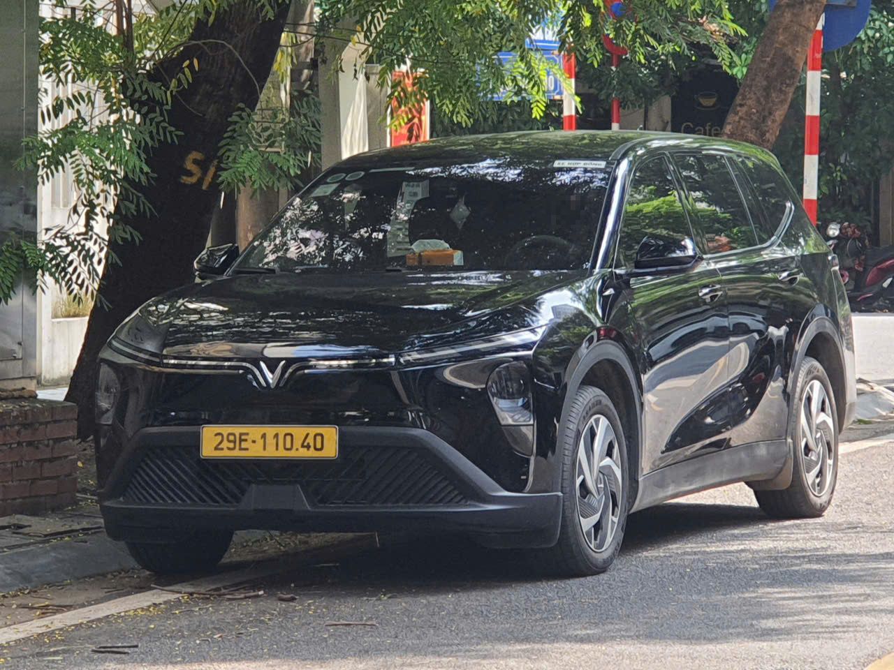 29E-110.40, VinFast Limo Green 