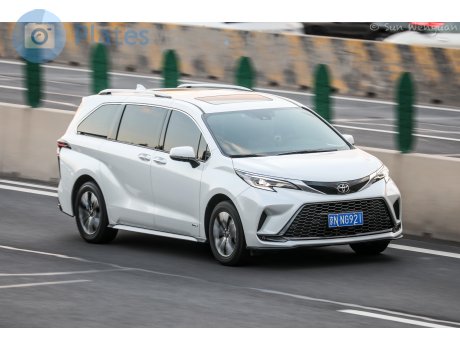 京N·NG921, Toyota Granvia