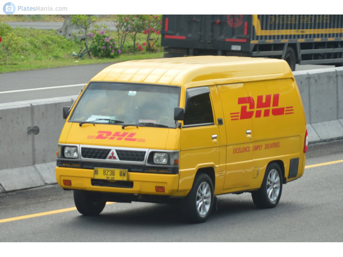 H 8238 OW, Mitsubishi L300 