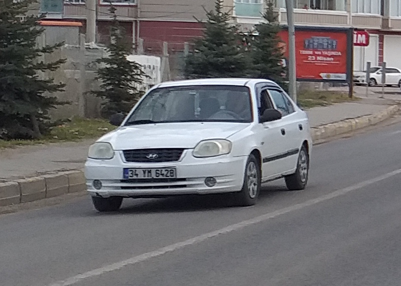 34 YM 6428, Hyundai Accent 2nd gen Sedan (LC), facelift, 2003–2006