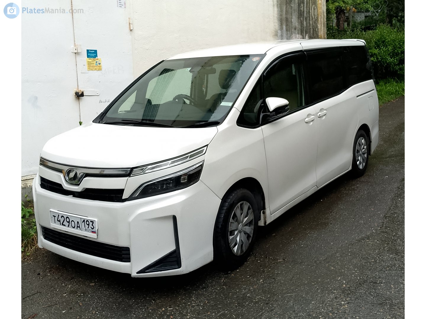 т 429 оа 193, Toyota Voxy 3rd gen (R80), 2014–2021