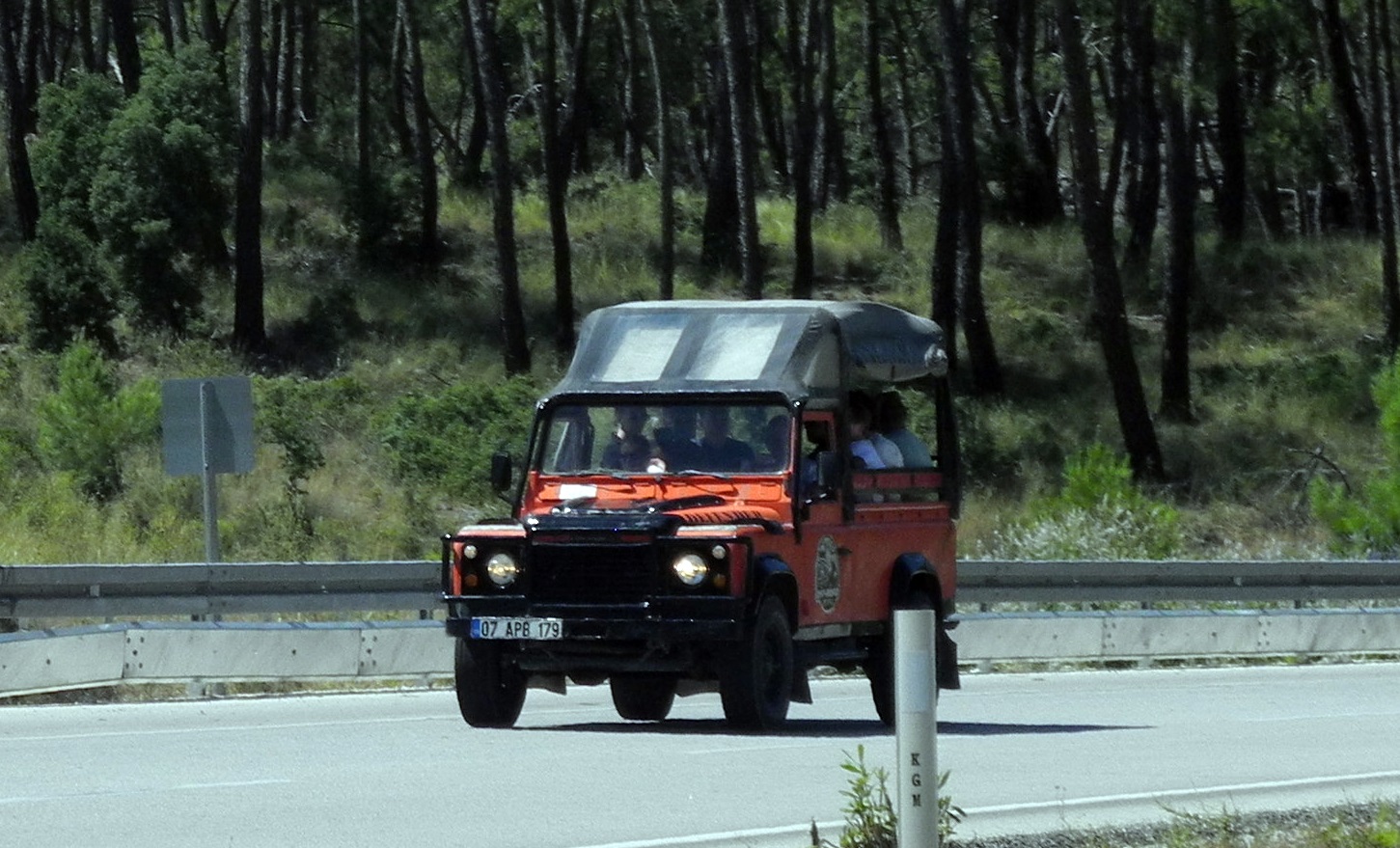 07 APB 179, Land Rover Defender 1st gen 110