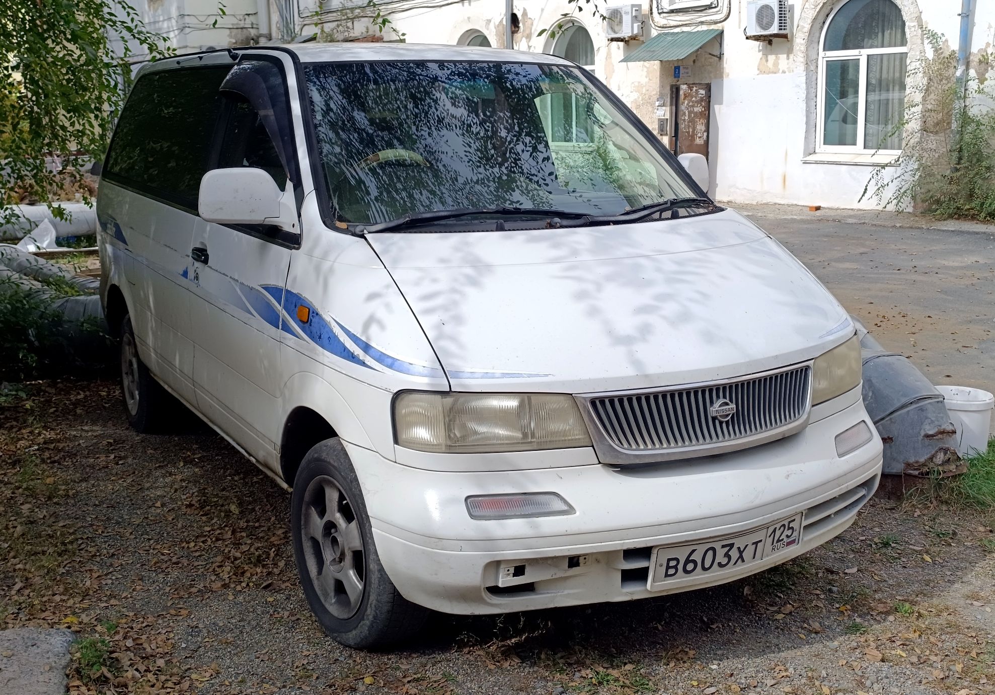 в 603 хт 125, Nissan Largo 1st gen (W30), 1993–1999