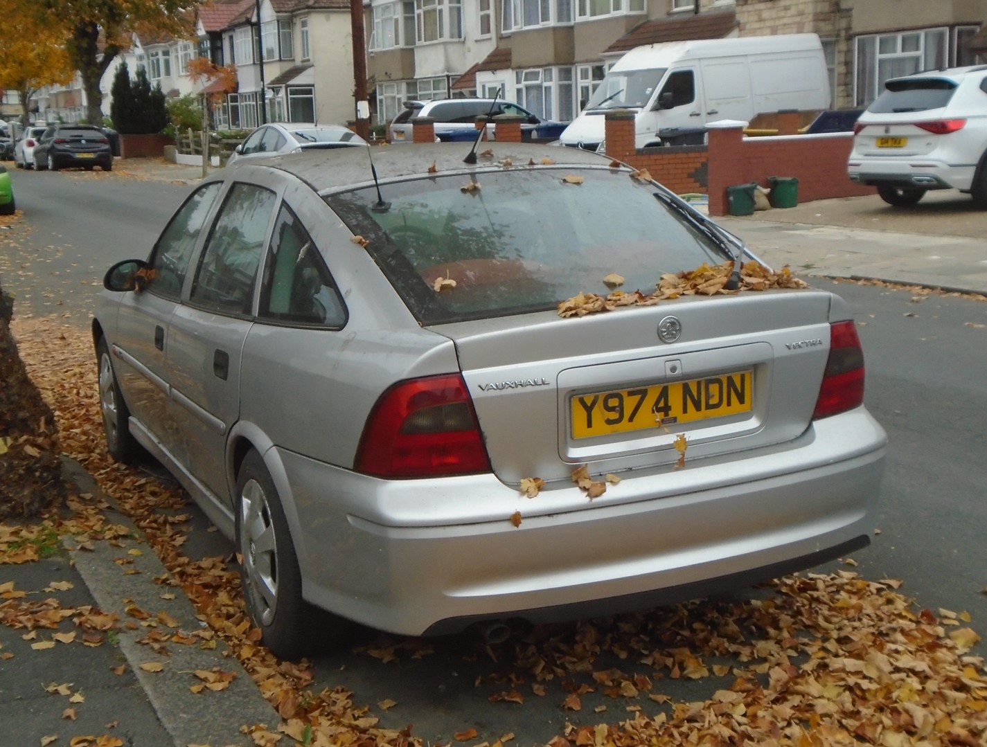 Y974NDN, Vauxhall Vectra 1st gen Sedan (B; J96), 1996–2002