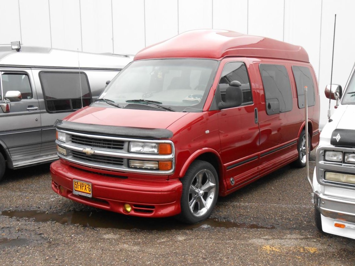 51-VPX-6, Chevrolet Express 1st gen (GMT600), 1995–2002