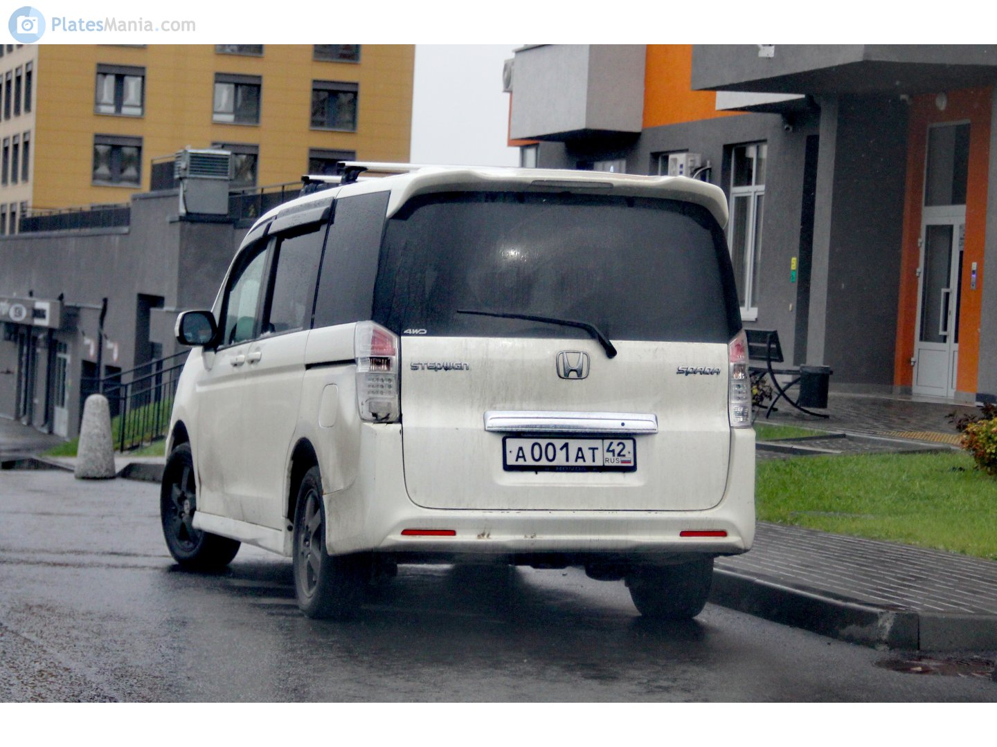 а 001 ат 42, Honda Stepwgn 4th gen Spada (RK1), 2009–2015