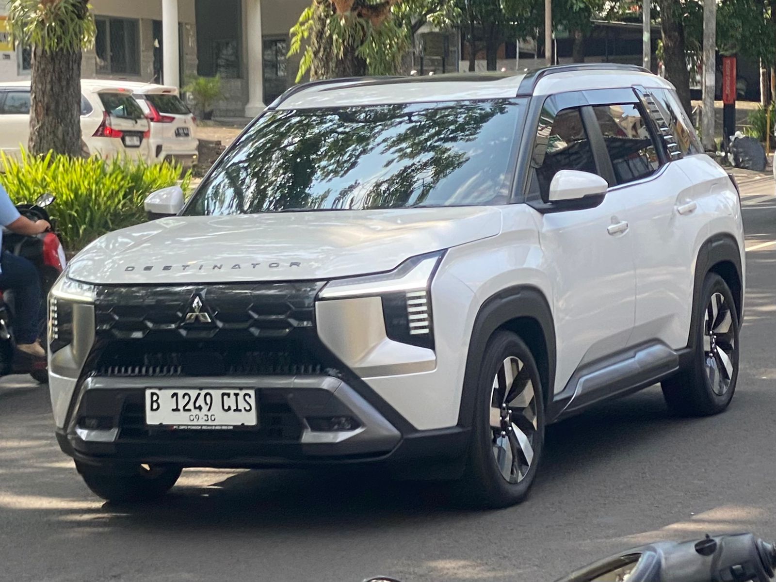 B 1249 CIS, Mitsubishi Destinator 