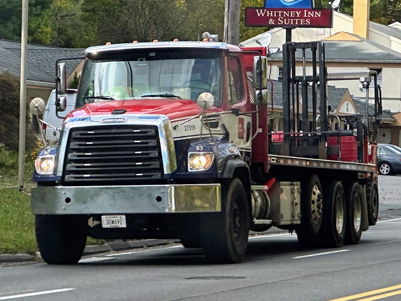 3GW692, Freightliner 114SD 