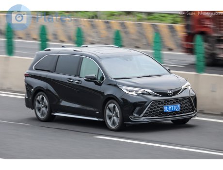 京L·M7703, Toyota Granvia