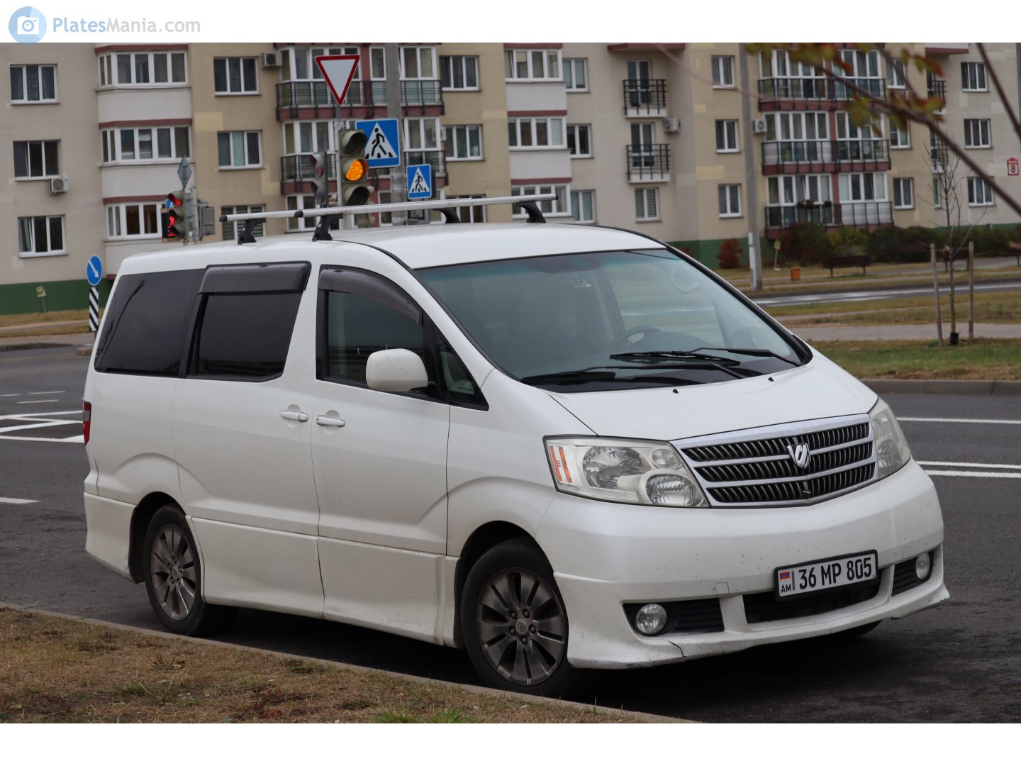 36 MP 805, Toyota Alphard 1st gen (G/V) (AH10), 2002–2008