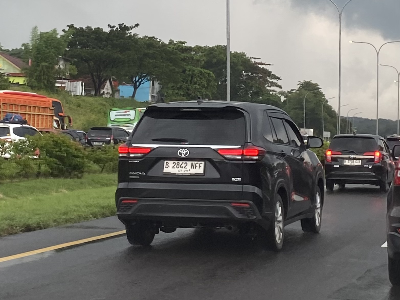 B 2842 NFF, Toyota Innova 3rd gen HyCross/Kijang Innova Zenix (AG10), 2022–