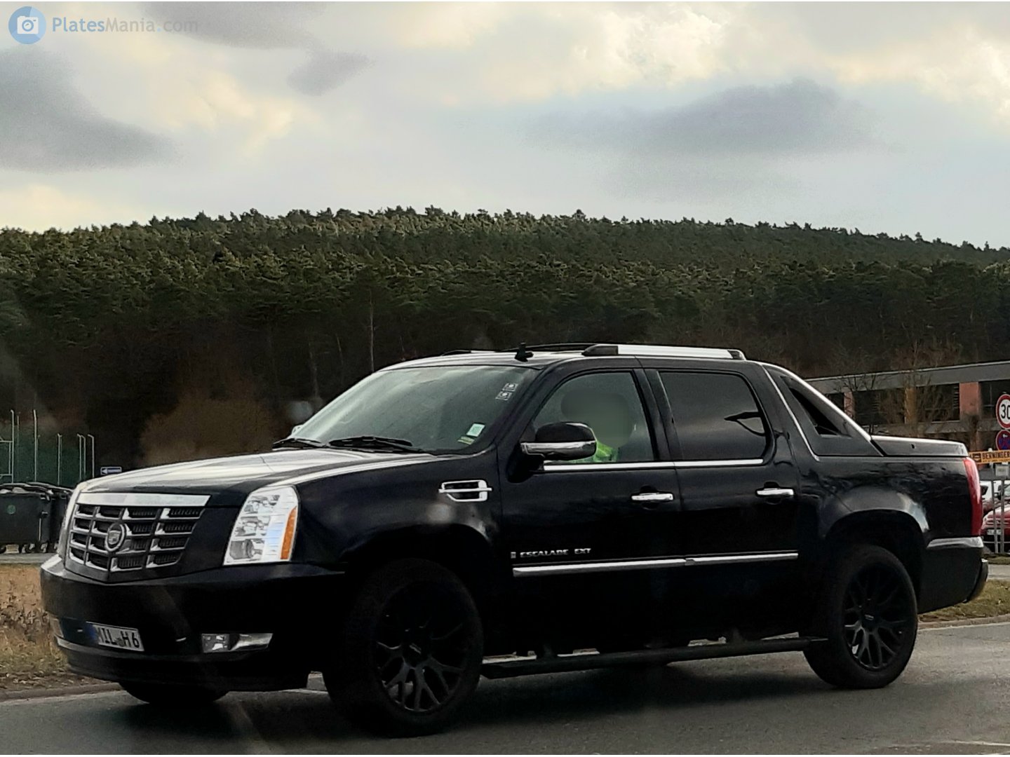 MIL H 6, Cadillac Escalade 2nd gen EXT (GMT806), 2001–2006