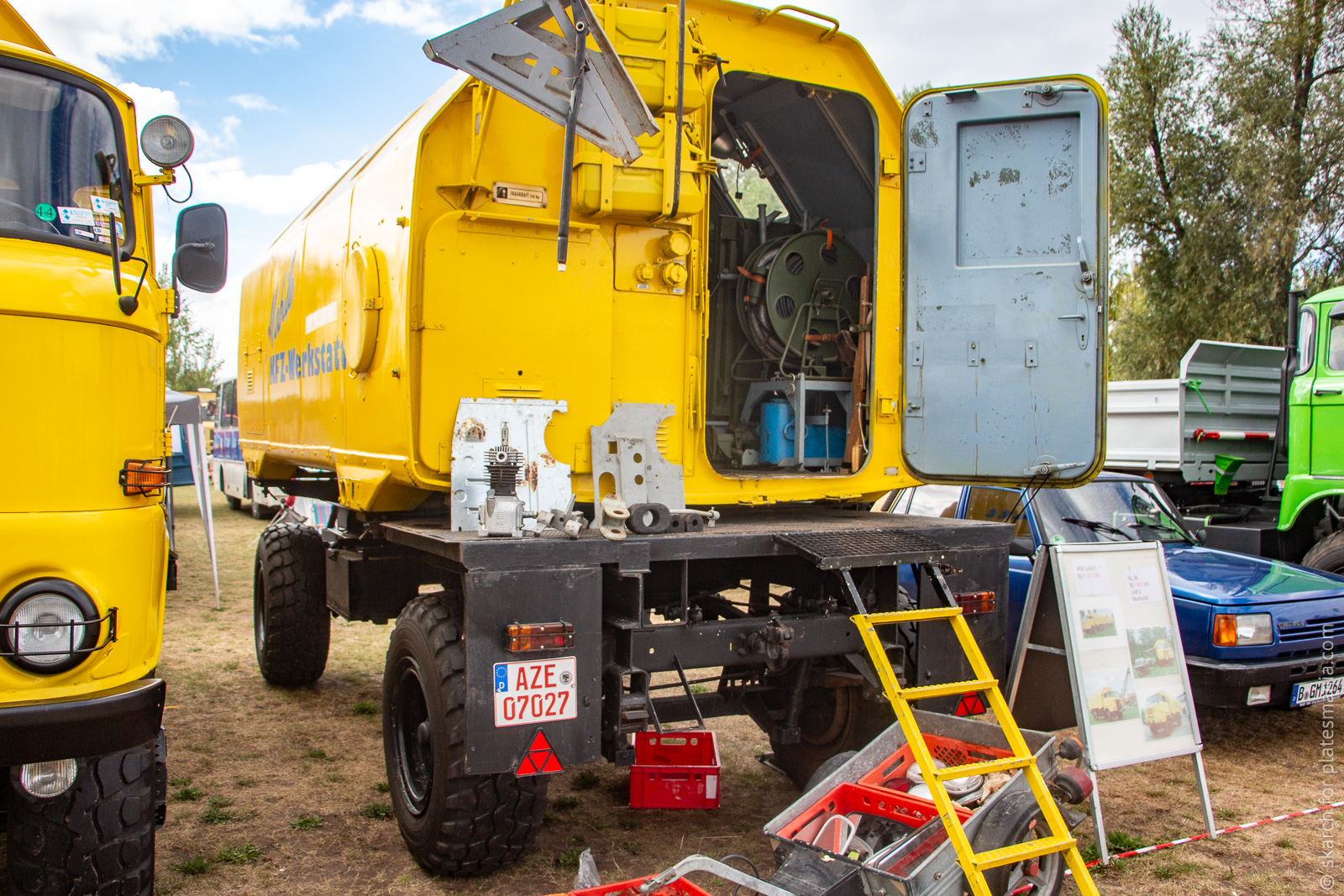 AZE 07027, Red license plates 