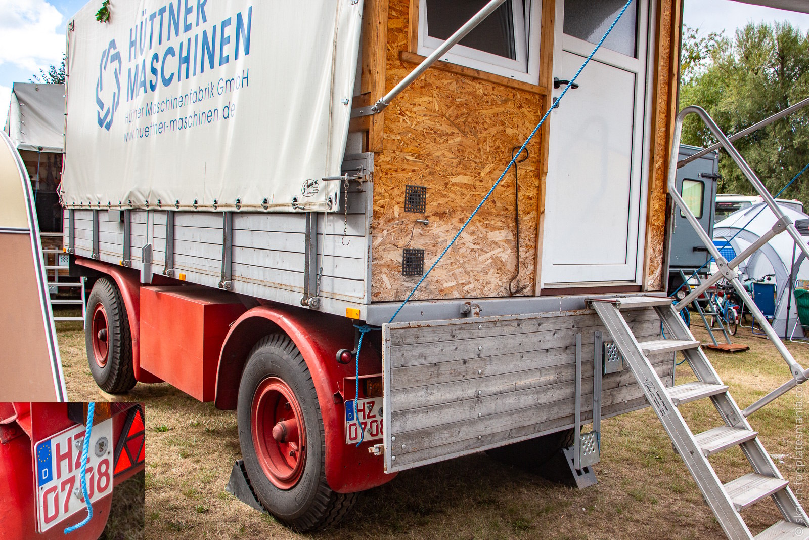 HZ 0708, Red license plates 