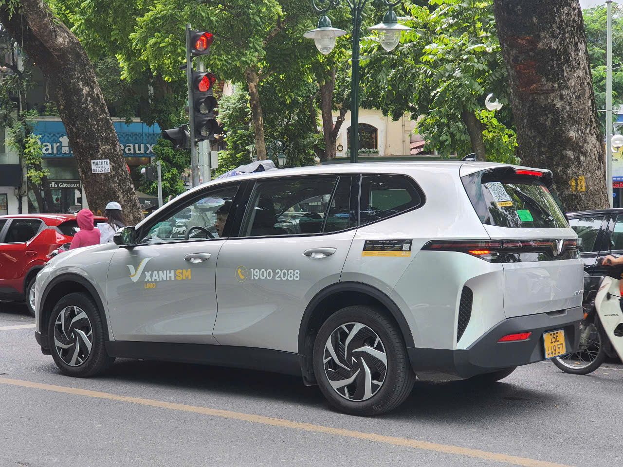 29E-448.57, VinFast Limo Green 