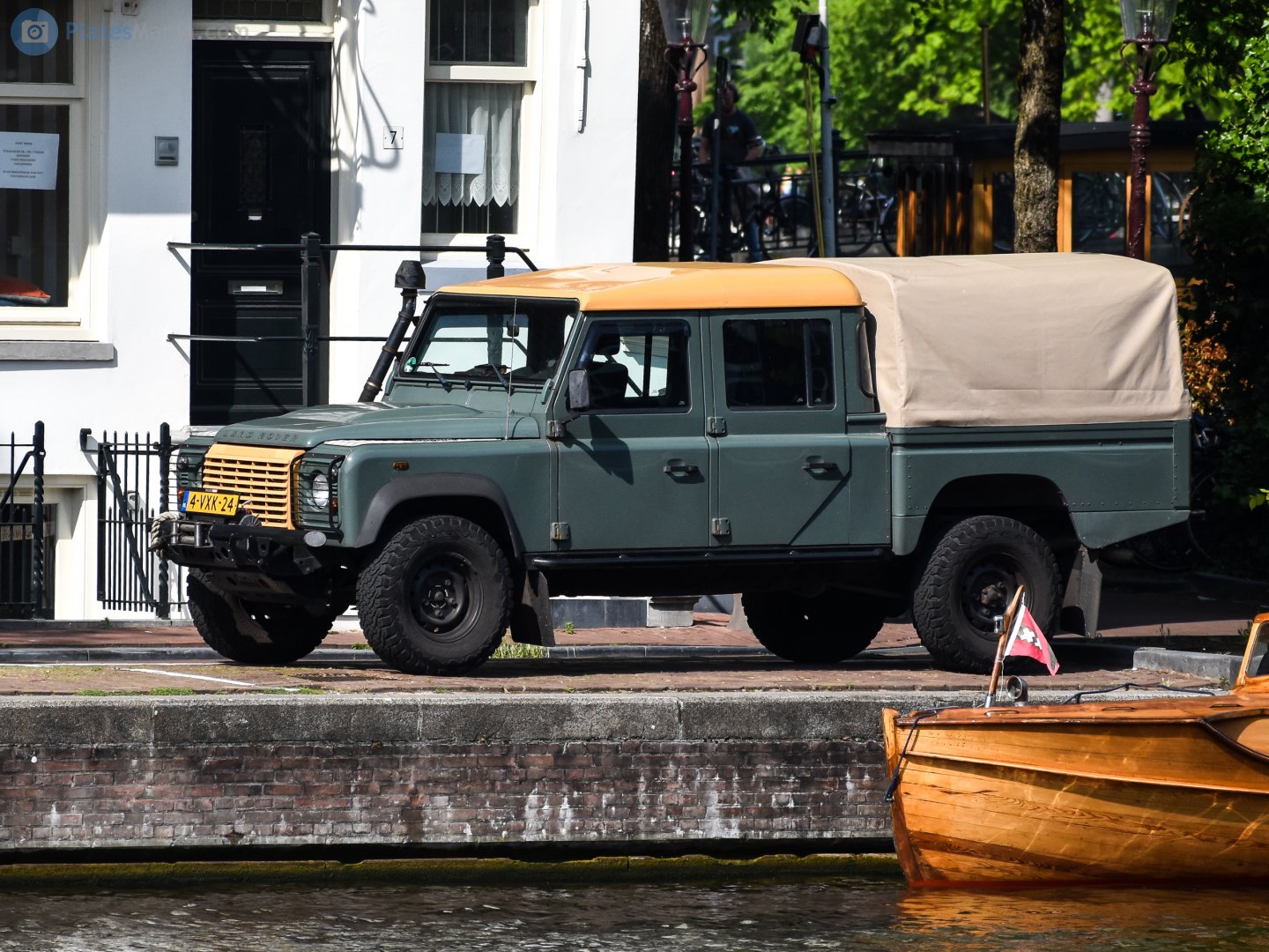 4-VXK-24, Land Rover Defender 1st gen 127