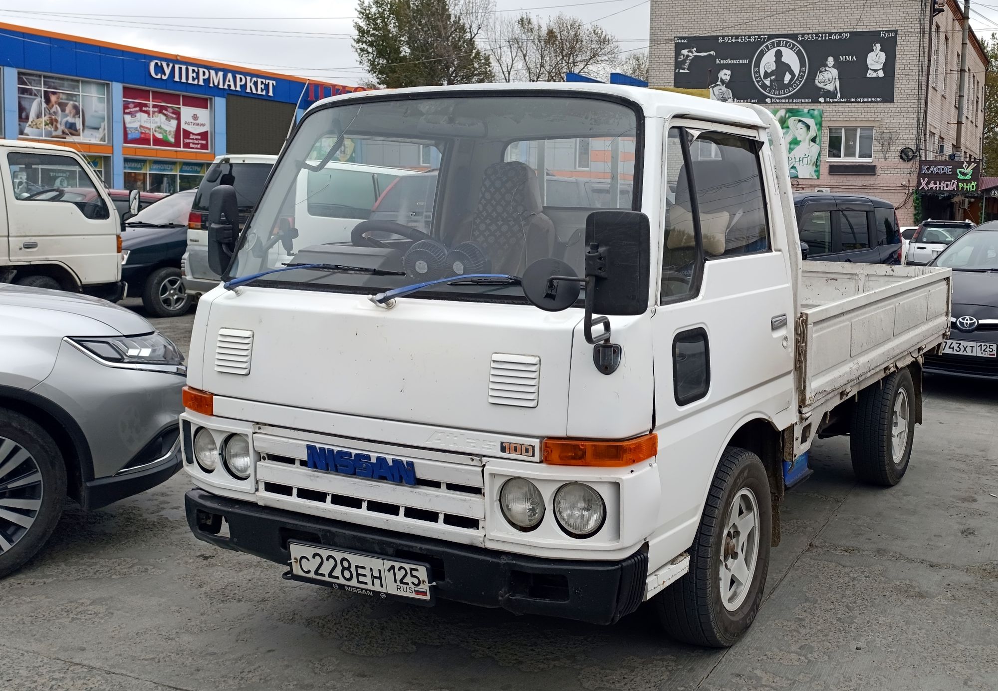 с 228 ен 125, Nissan Atlas 1st gen 10/100/150 Light Truck (F22), 1981–1992