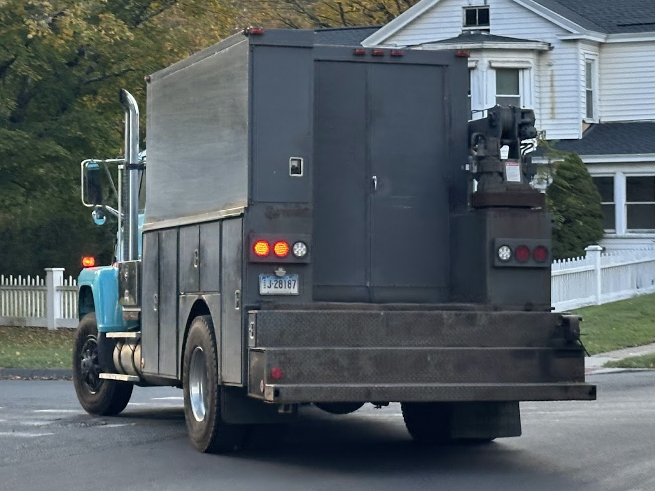 J-28187, Ford L-Series 