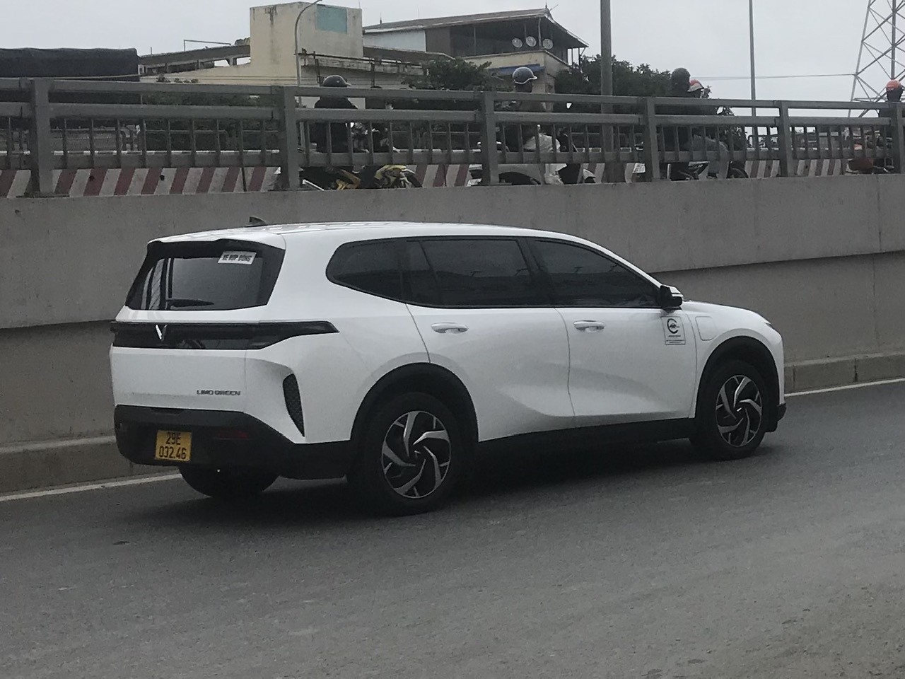 29E-023.46, VinFast Limo Green 