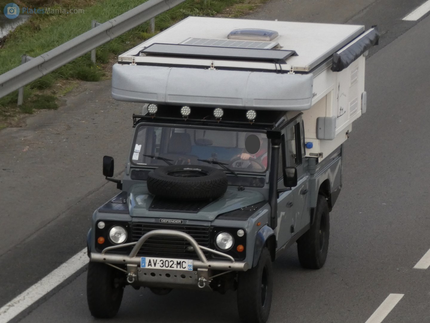 AV-302-MC, Land Rover Defender 1st gen 110