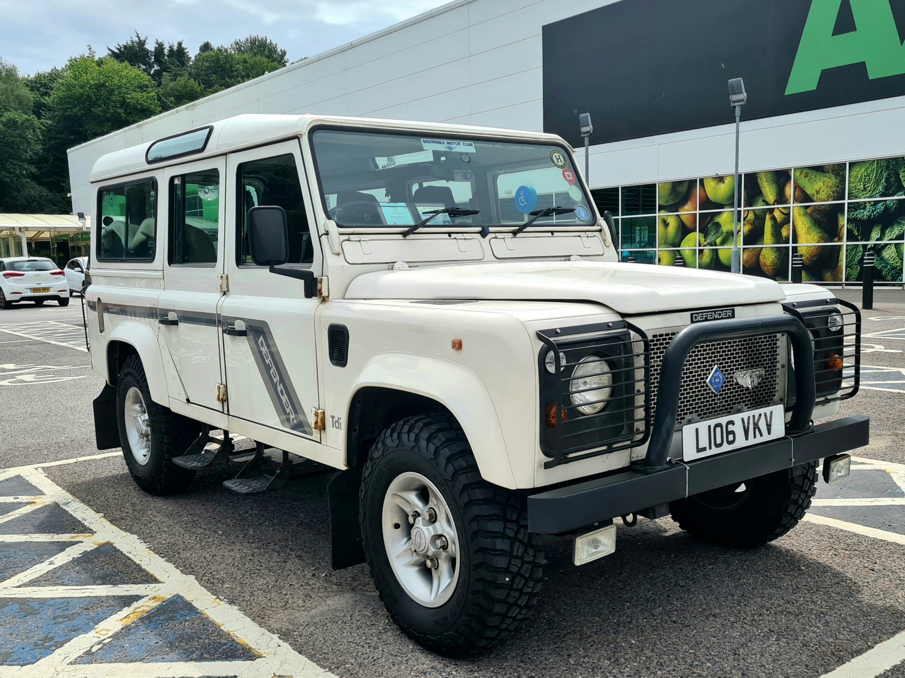 L106VKV, Land Rover Defender 1st gen 110