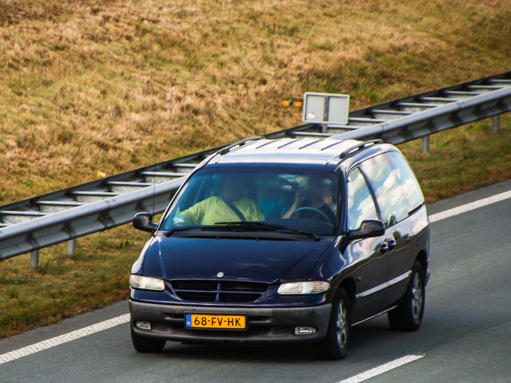 68-FV-HK, Chrysler Voyager 3rd gen (NS), 1995–2000