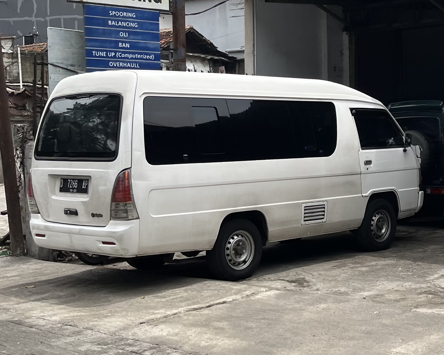 D 7266 AP, Mitsubishi L300 1st gen (LO), 1979–1986