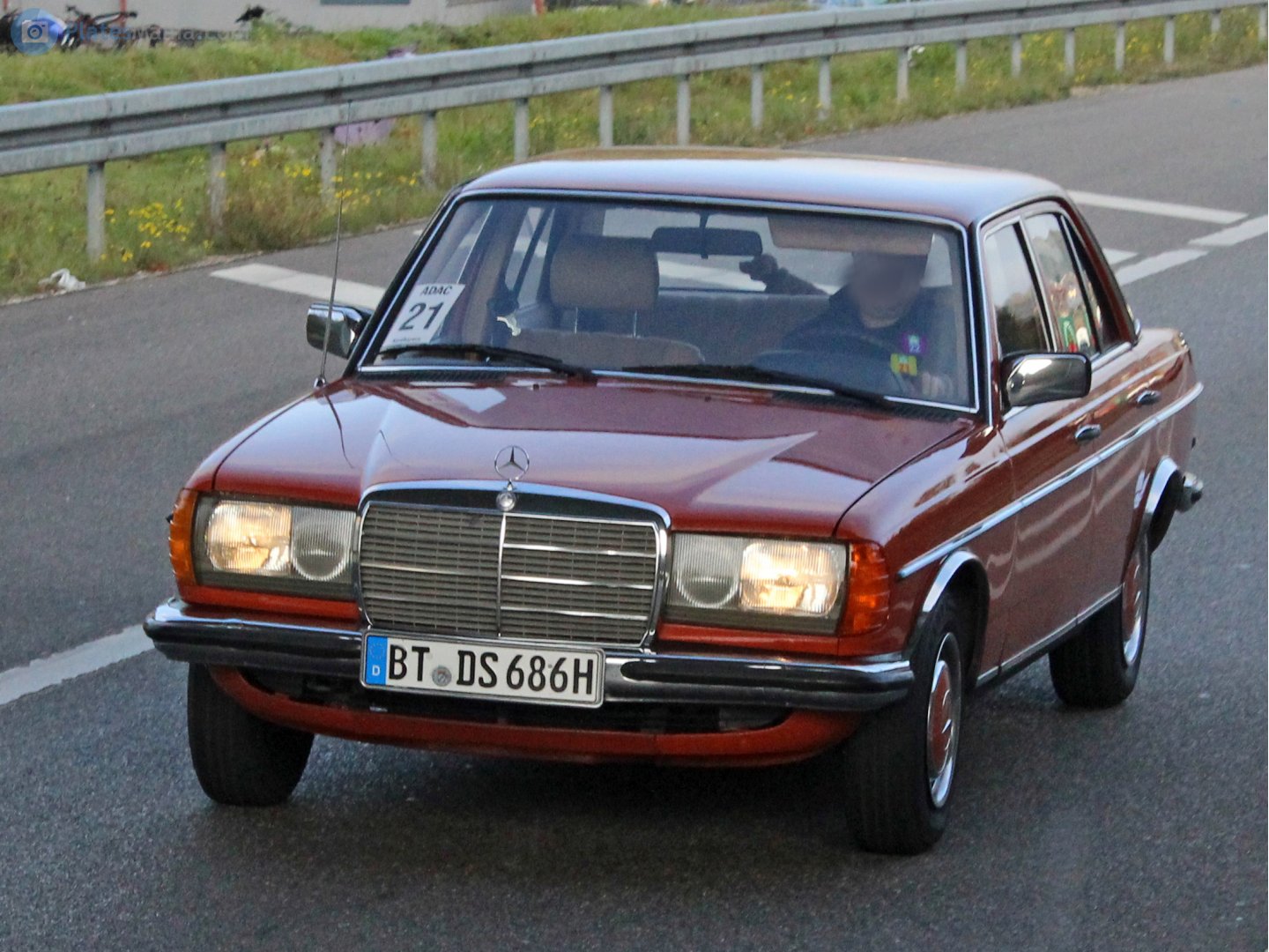 BT DS 686 H, Mercedes-Benz E-Klasse 200–300 Sedan (W123), 1975­–1986
