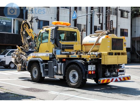 山梨 800 は 812, Mercedes-Benz Unimog