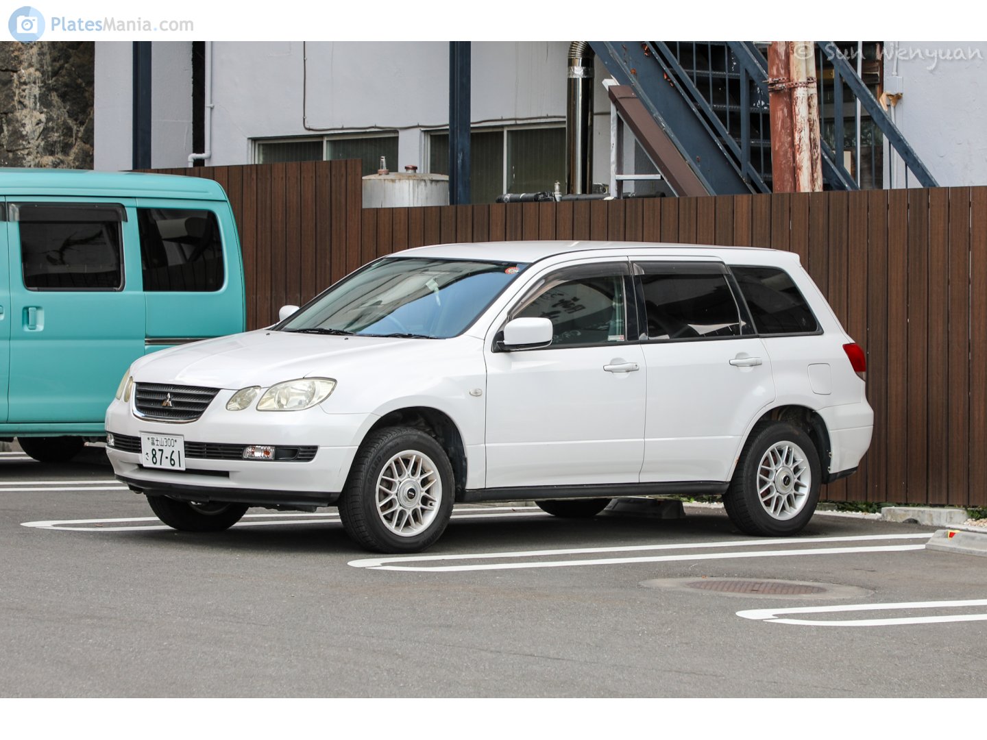 富士山 300 さ 8761, Mitsubishi Airtrek 1st gen (CU/ZE/ZF; JP-market), 2001–2005