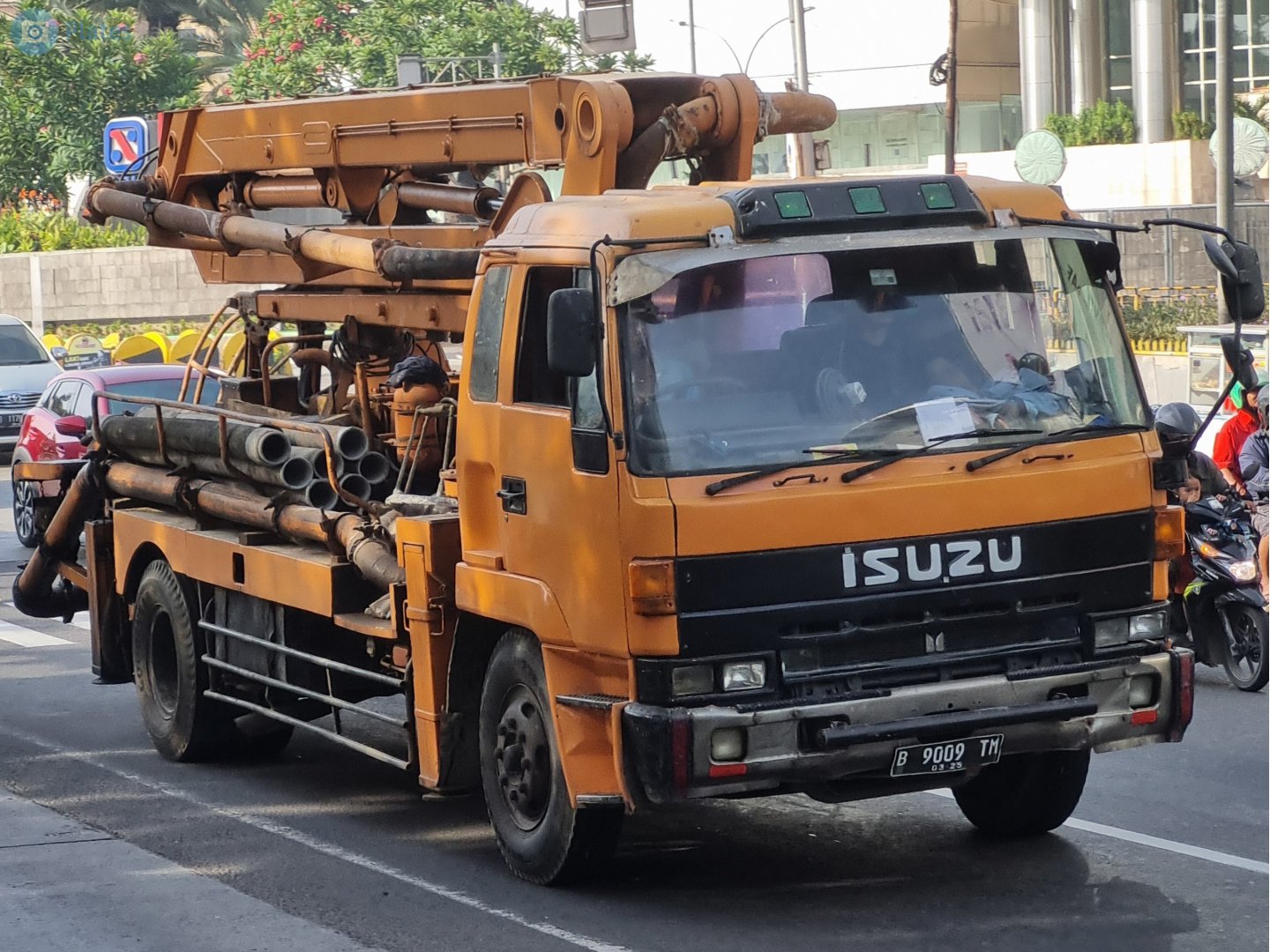 B 9009 TM, Isuzu 810 