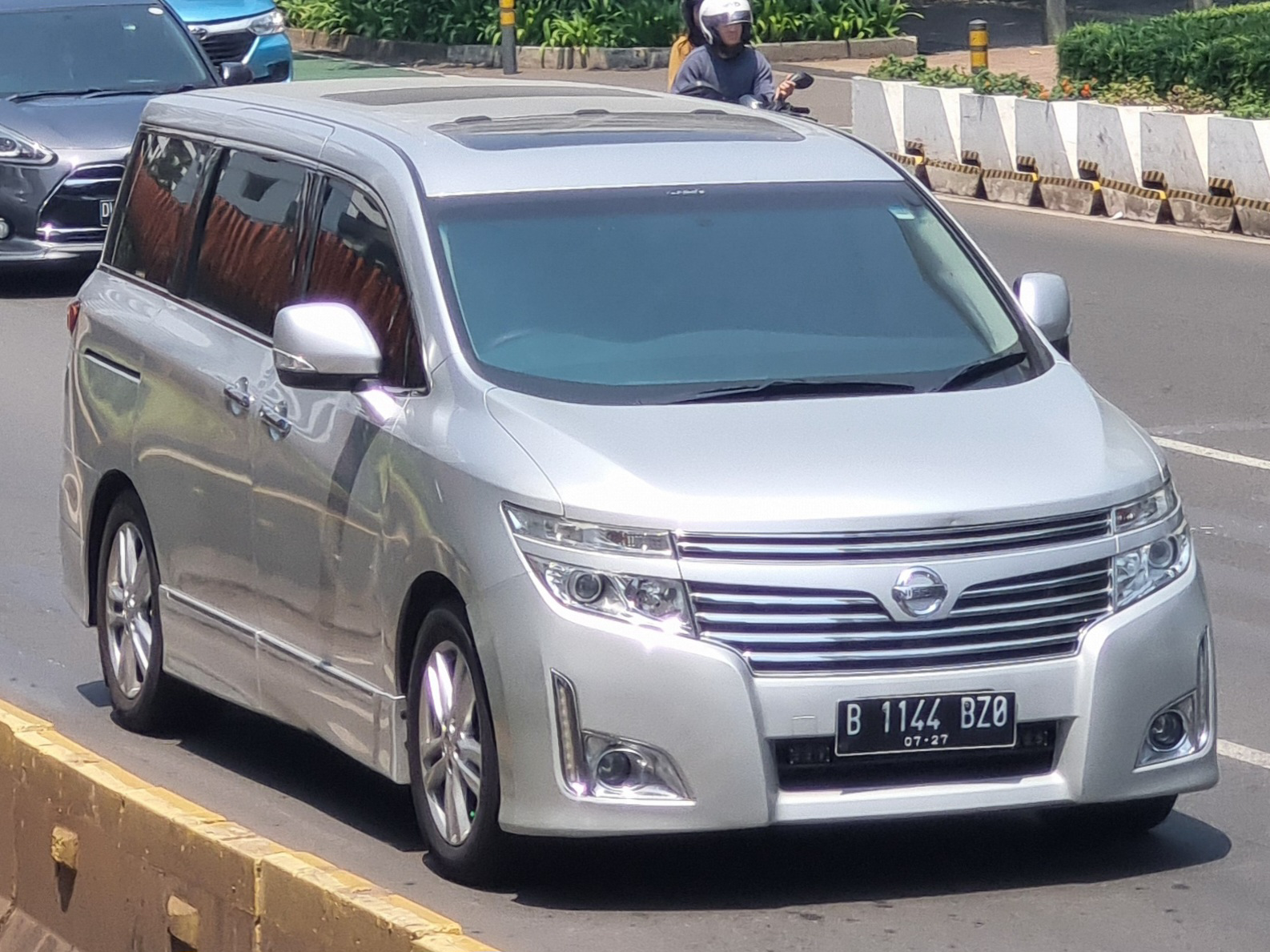 B 1144 BZO, Nissan Elgrand 3rd gen (E52), 2010–