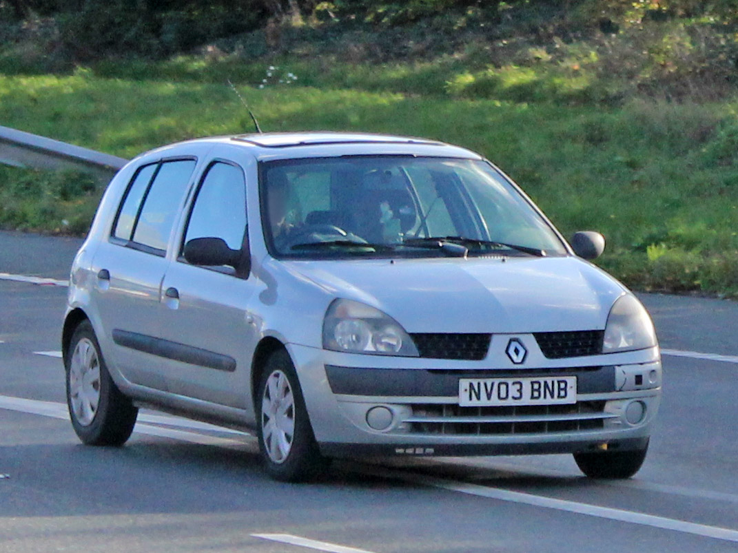 NV03BNB, Renault Clio 2nd gen 5-door Hatch (B65), 1st facelift, 2001–2006