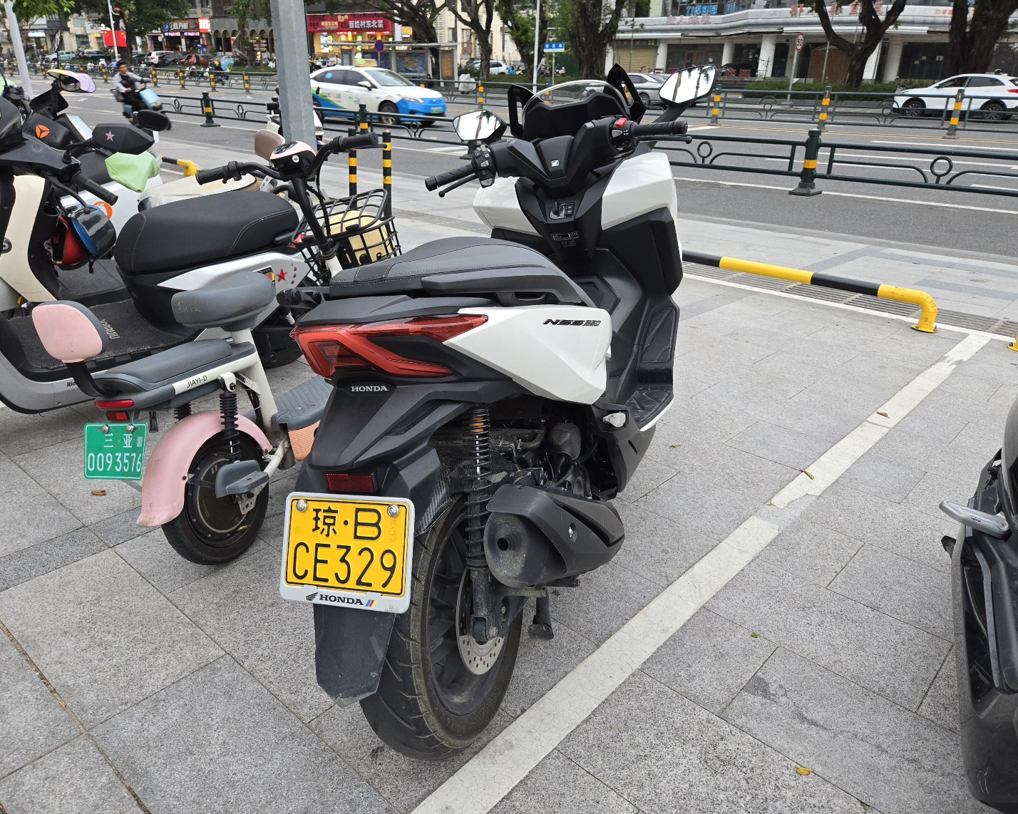 琼B·CE329, Honda Forza 