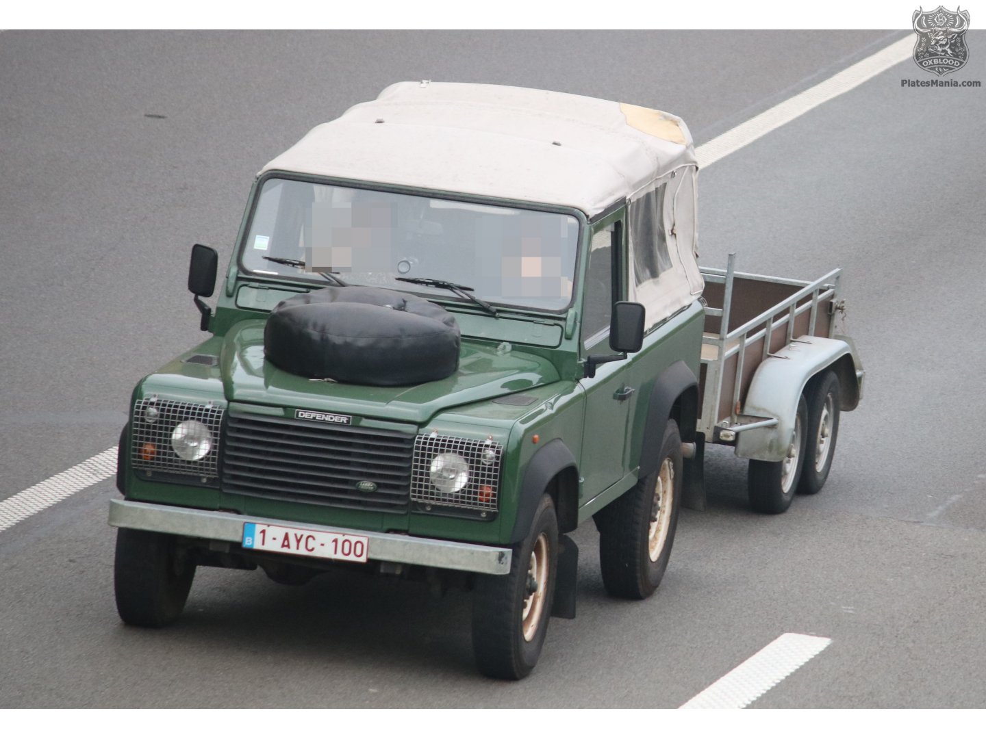 1-AYC-100, Land Rover Defender 1st gen 90