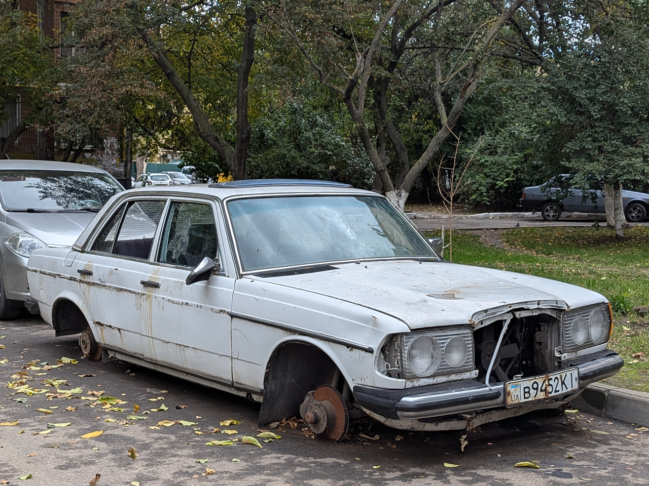 в 9452 КІ, Mercedes-Benz E-Klasse 200–300 Sedan (W123), 1975­–1986