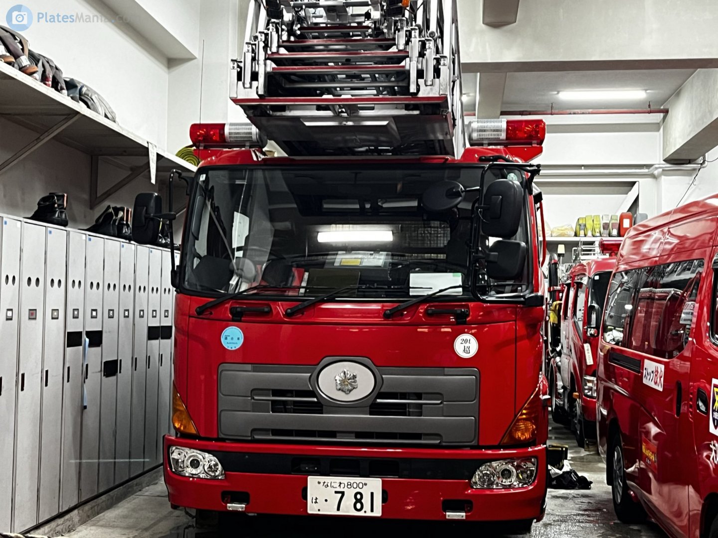 なにわ 800 は 781, Hino Profia 2nd gen, 2003– (1st gen were sold as Hino Super Dolphin Profia)