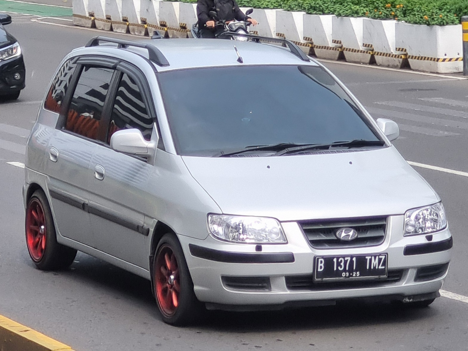 B 1371 TMZ, Hyundai Matrix 1st gen (FC), 2001–2007