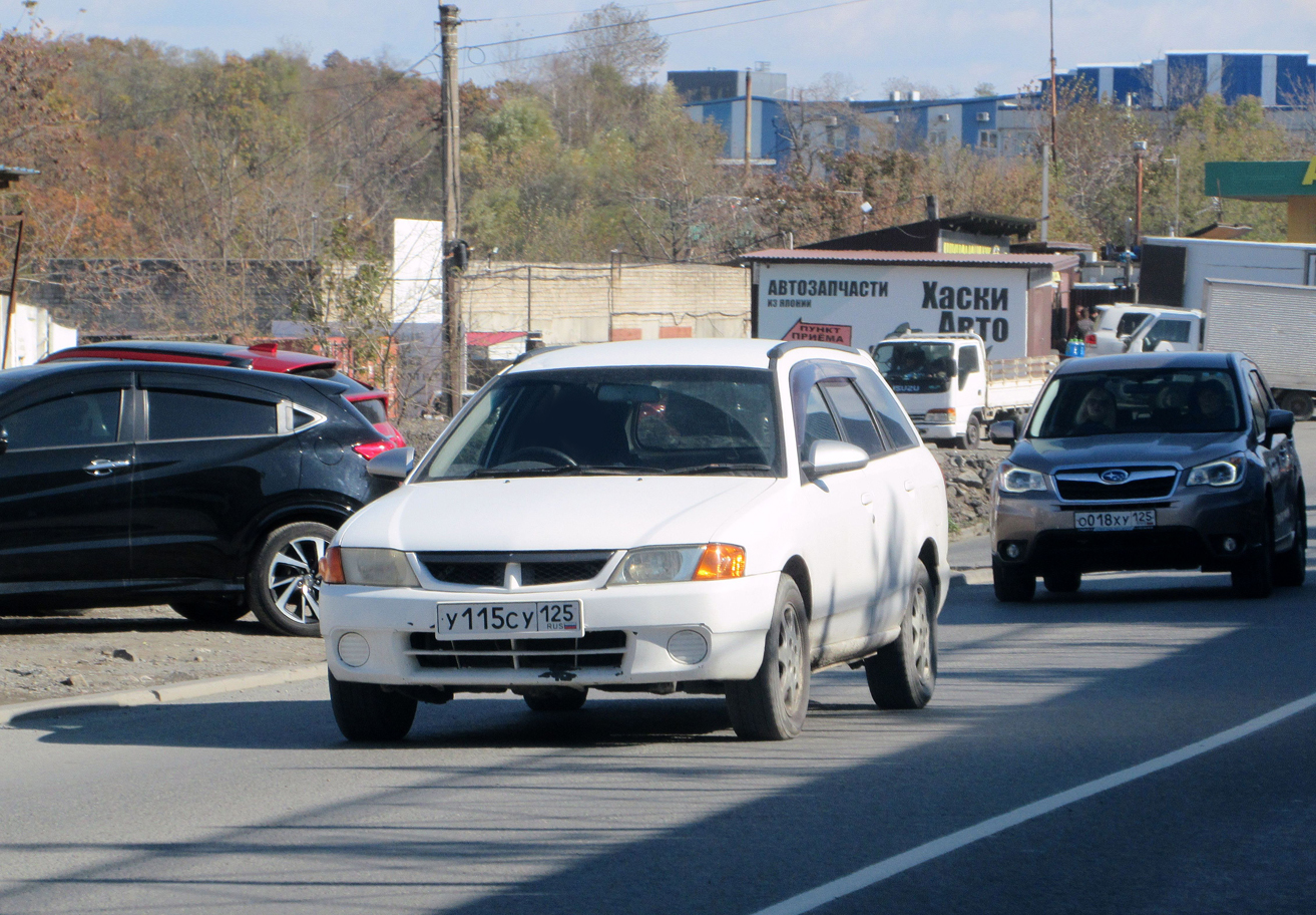 у 115 су 125, Nissan Wingroad 2nd gen (Y11), 1999–2001